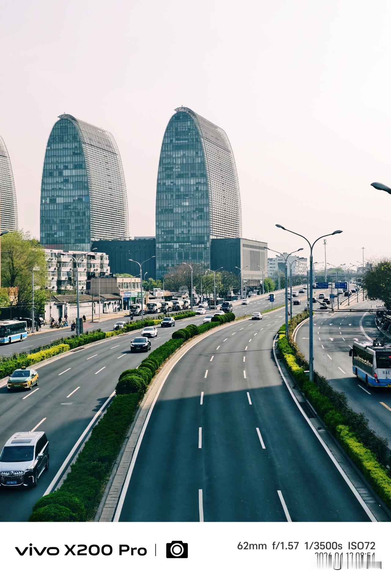 进入四月中旬的北京，花红柳绿，西直门大街，交通大动脉，车水马龙，四通八达，随手一