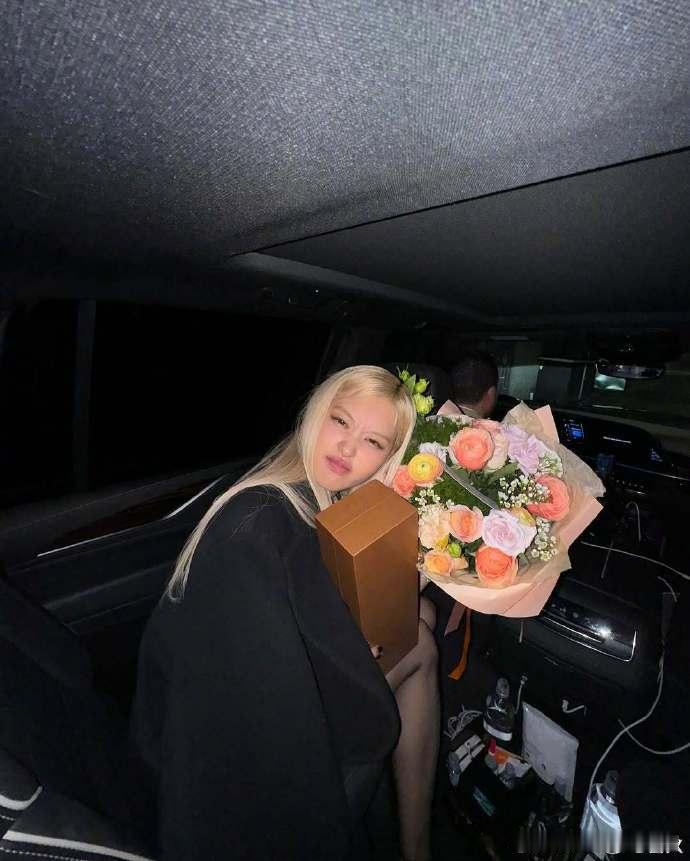 金智秀Lisa晒合照为朴彩英庆生  朴彩英Lisa庆生合照 爱与惊喜并存！金智秀