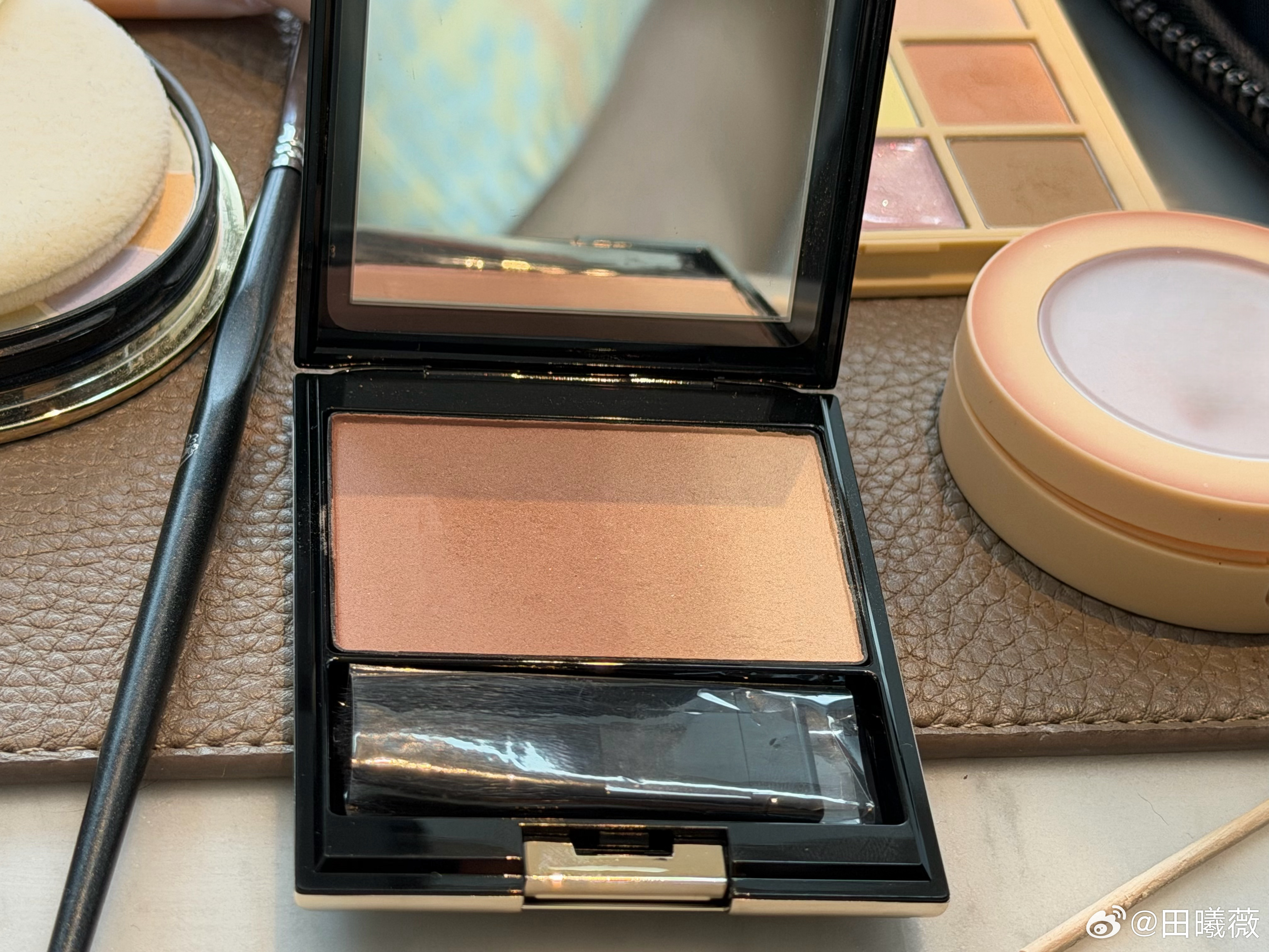 朋友们，晶涵说今天打这个腮红，你们怎么看 