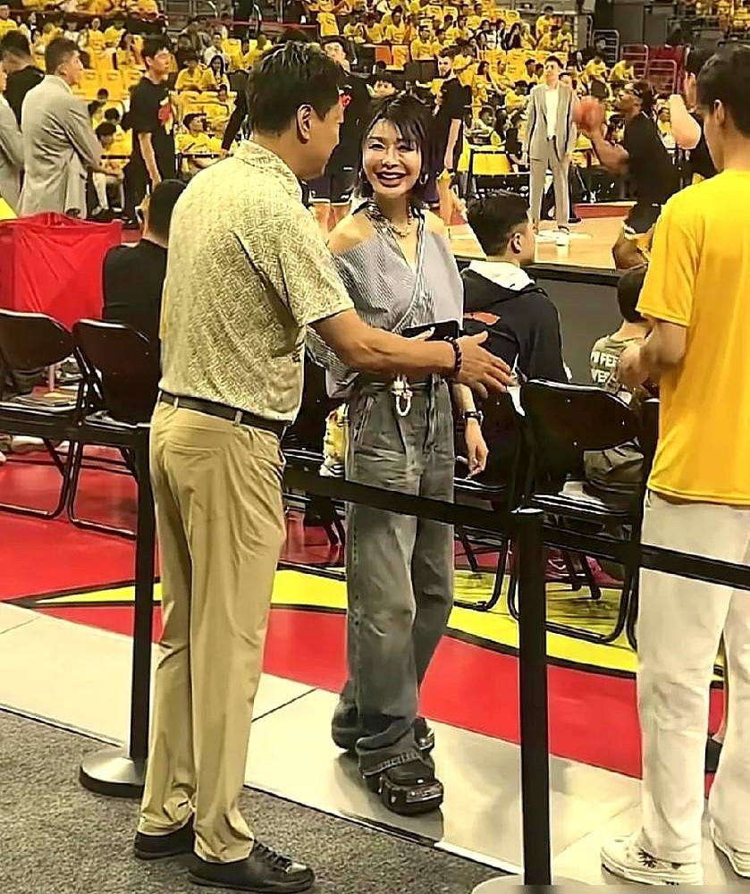 有时候，成年人的崩溃就是一声不吭。

广东男篮季后赛止步八强，主教练杜锋赛后第一