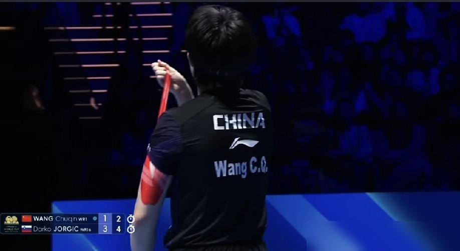 王楚钦撕掉的不是肌贴，是国乒男队最后一块遮羞布。
1：3落后，全队独苗。他亲手