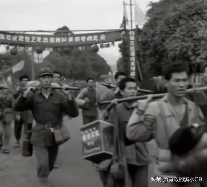 军民协同痛击敌人，这是1979年自卫还击战，广西参战民兵，凯旋归来的图片。向广西