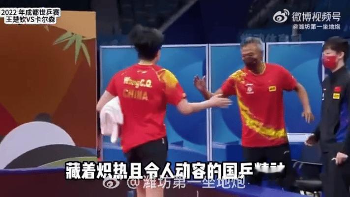 你们俩亲能不能私下亲你说我哥在这等着跟你拍手多尴尬[二哈] ​​​