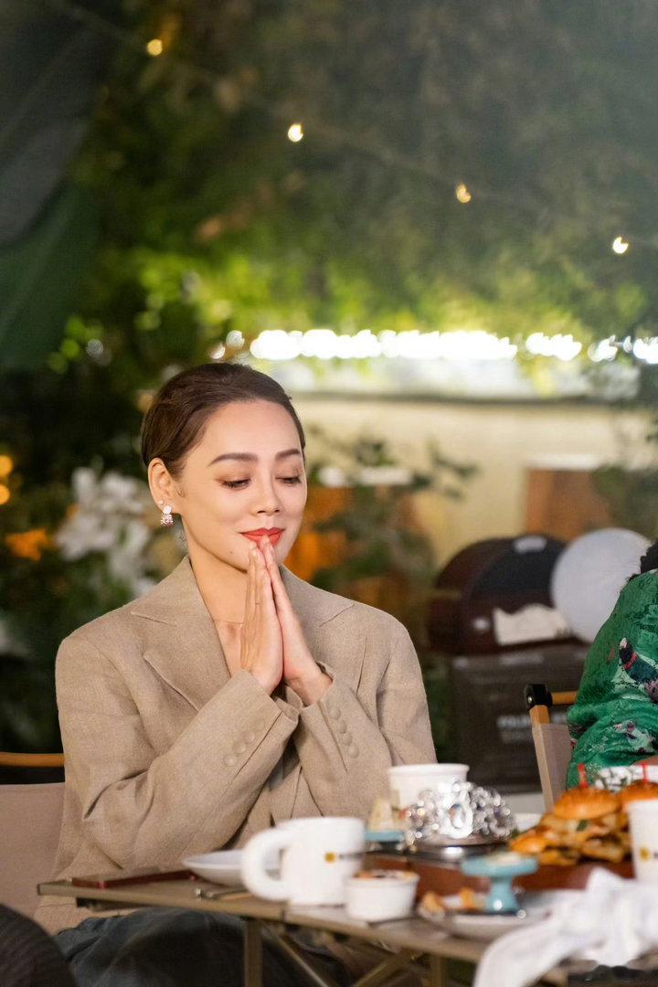 何炅问宁静要去歌手吗宁静在比喻跨界的时候触发了咱何老师的人脉，何老师：静姐你要去