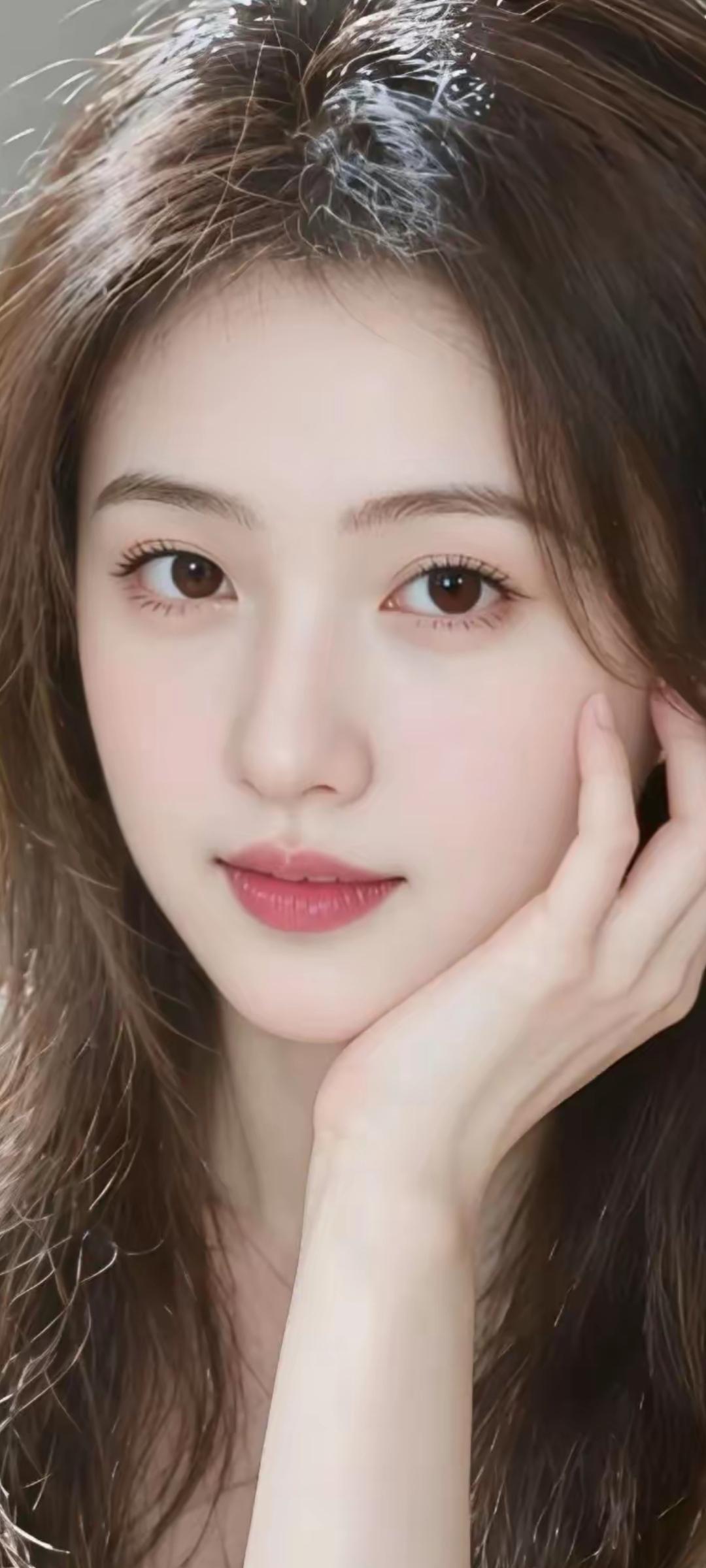 温柔甜美的少女，眼神清澈动人，散发着青春的气息。