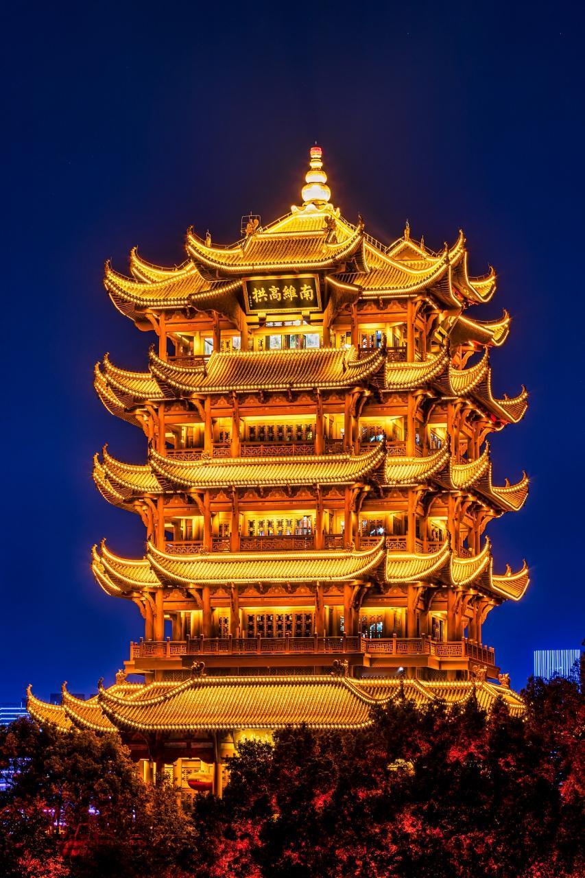 中国，未来发展最有前途的前 12个城市：
深圳市——有前途。
上海市——经济中心