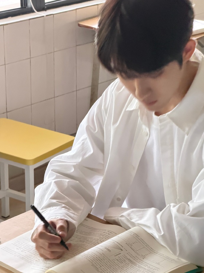 等我小了我也要做董思成同桌董思成白衬衫男高  董思成晒《今天是太阳雨》陈砚周白衬