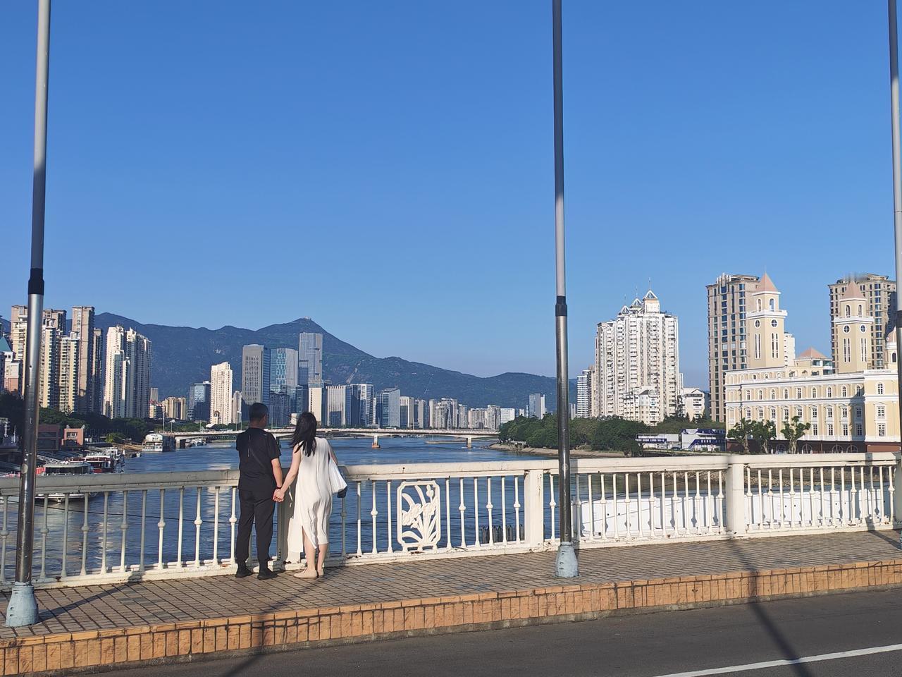 爱情来敲门好事总会来敲门 幸福来把门敲开