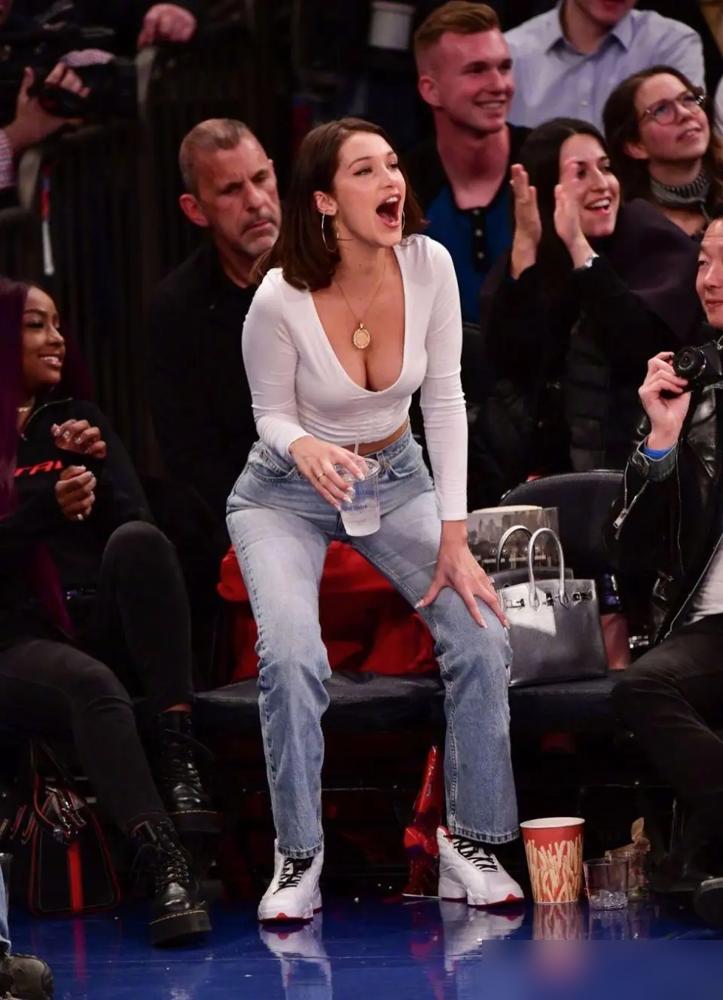 贝拉·哈迪德，早年T台被嘲像“吓坏的小女孩”，谁能想到如今成了“台步大神”？就离