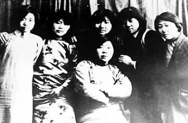 1938年一天夜里， 日本 特务葛海禄在追击 东北抗日联军 时突然性瘾大发，便偷