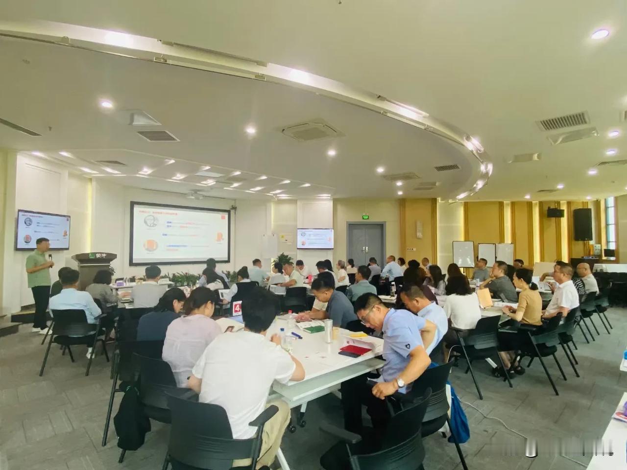 因给上级领导发信息后发现有点小问题撤回后，遭领导警告：给领导发的信息不要随意撤回