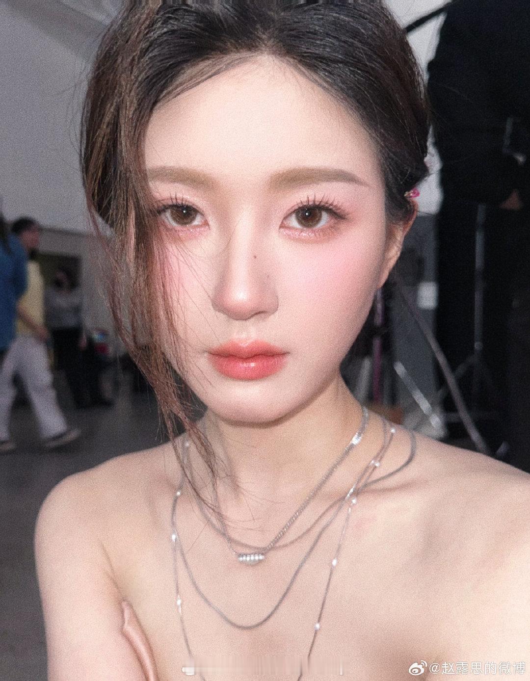 赵露思晒蜜桃少女妆美照，元气甜美度拉满！ ​​​