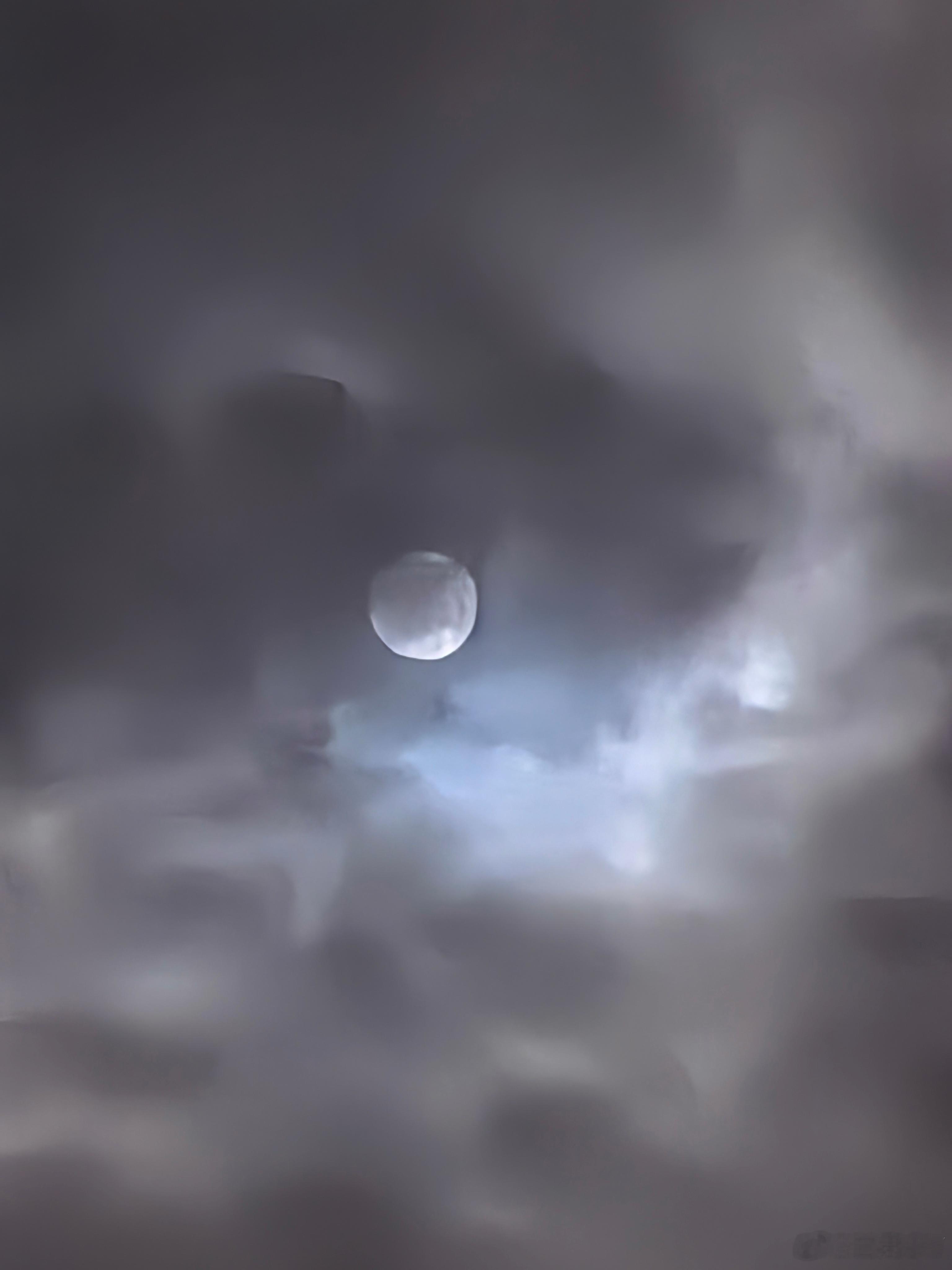 超级月亮难受啊，兰州的朋友们看不到超级月亮[摊手][摊手][摊手]，只能发一波上