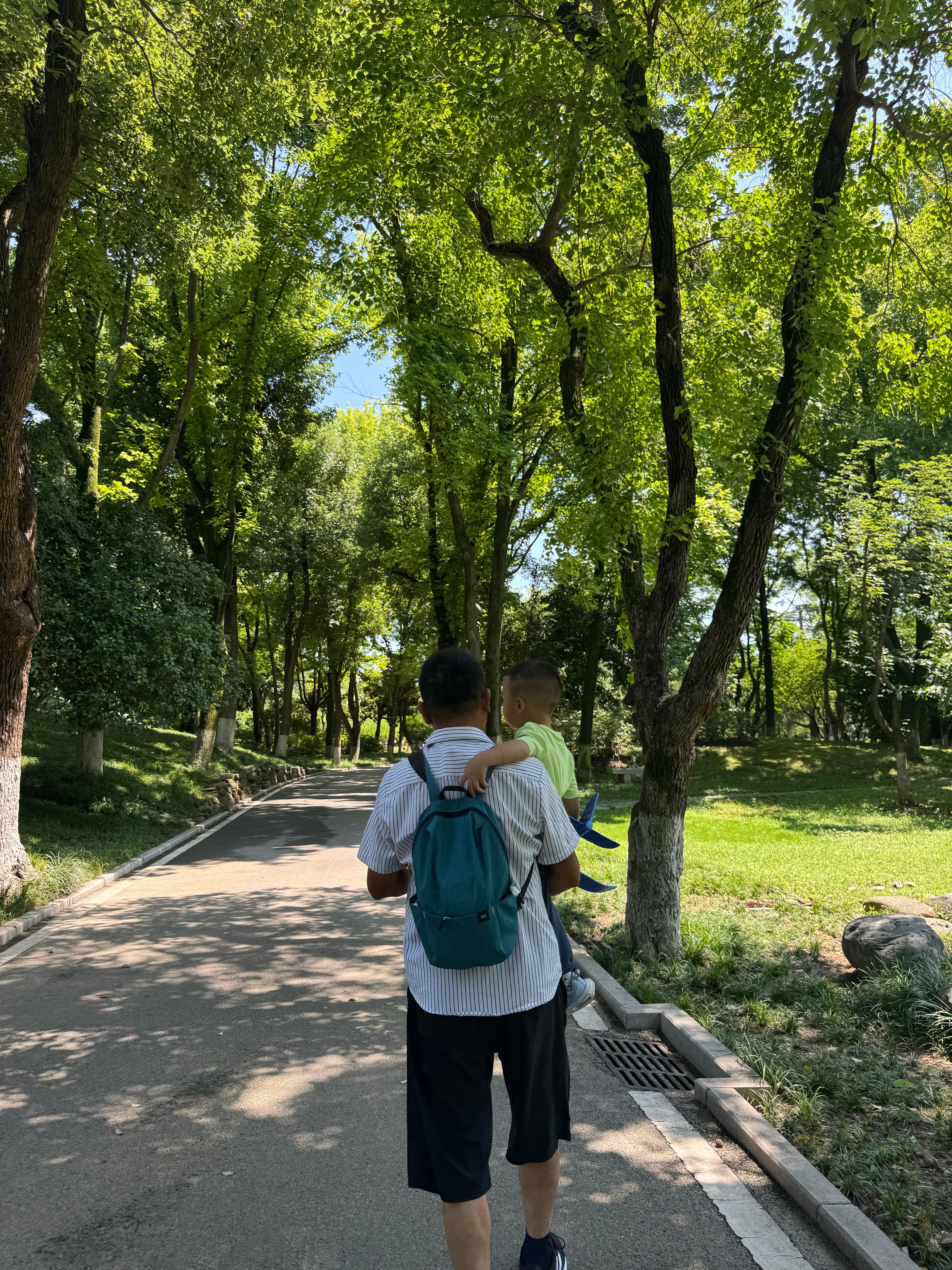 我的老父亲没什么钱，一辈子的农村人，勤勤恳恳，我刚毕业的时候给我首付买房，我生娃
