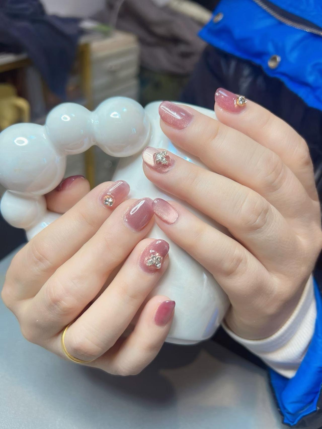 精致美甲，闪耀的宝石，指尖的优雅。这美的指甲好闪亮。温柔迷人美甲 温柔魅力美甲 