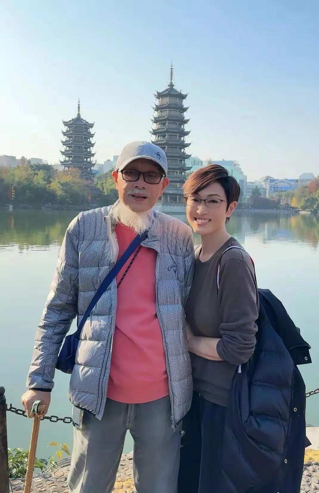 57岁的陈法蓉携86岁的年迈老父亲到桂林游玩的图片，父女两个穿着休闲朴素，看着那