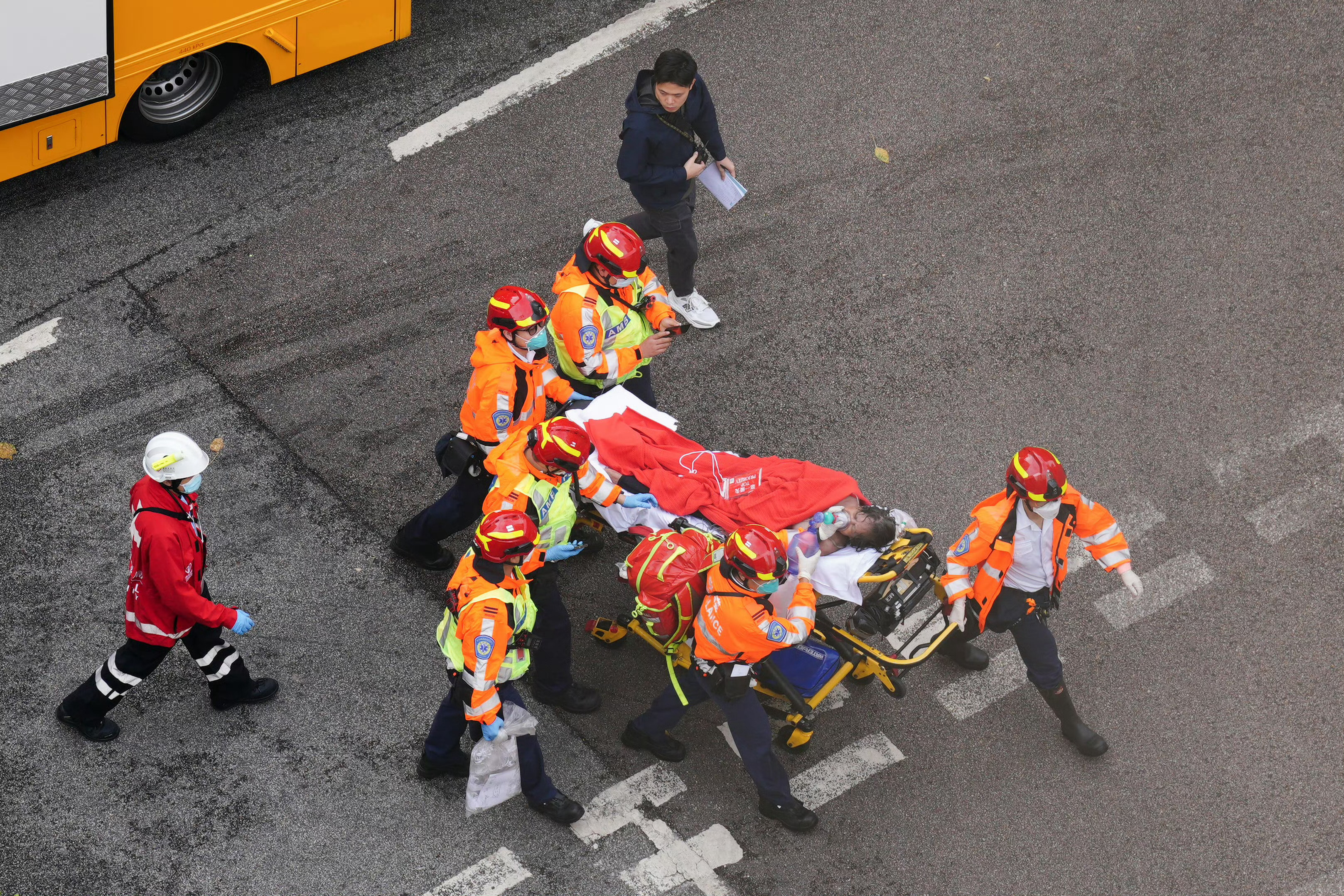 🔻分享的图片显示，还有一些生还者陆续被救出。🔻hk01报道：“火場陸續救出傷