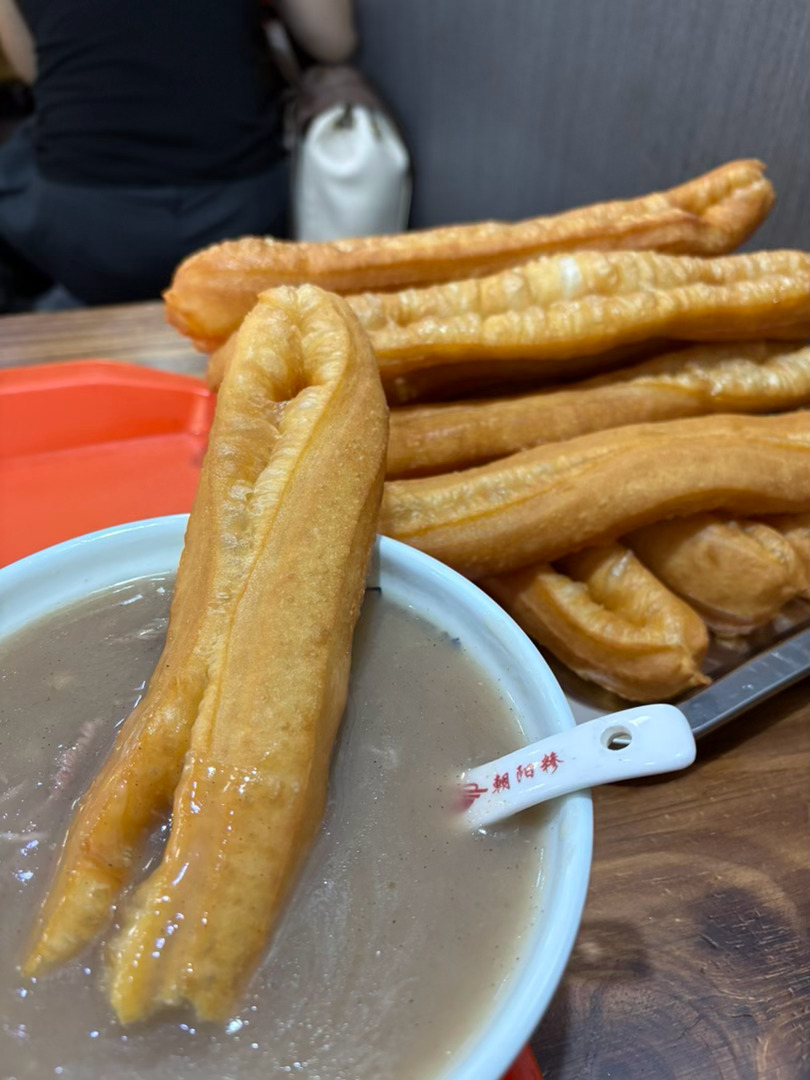 沂州路北段沂州里一带俨然是美食街了。一个月没来，又多了几家店：徐氏糁馆，六姐妹，
