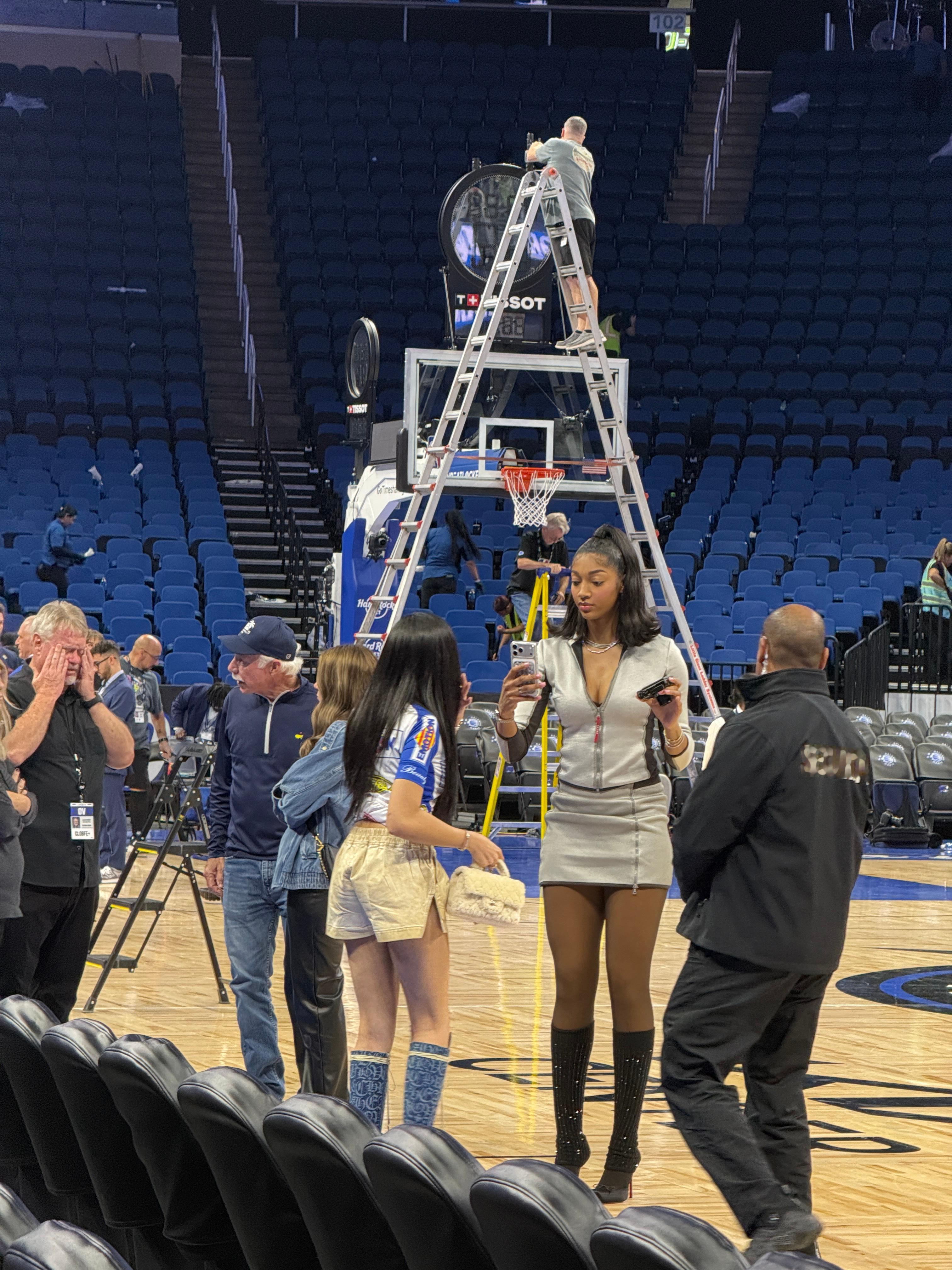 Angel Reese每场都会来给卡特捧场啊 