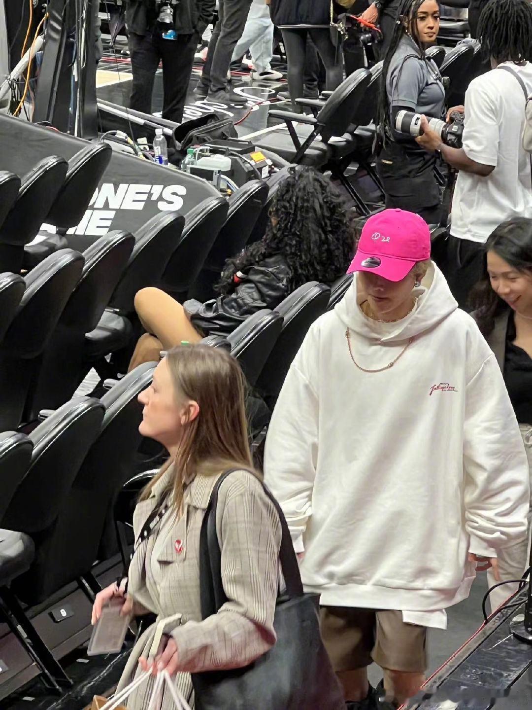 刘雨昕去看nba了，还和哈登打招呼 ​​​