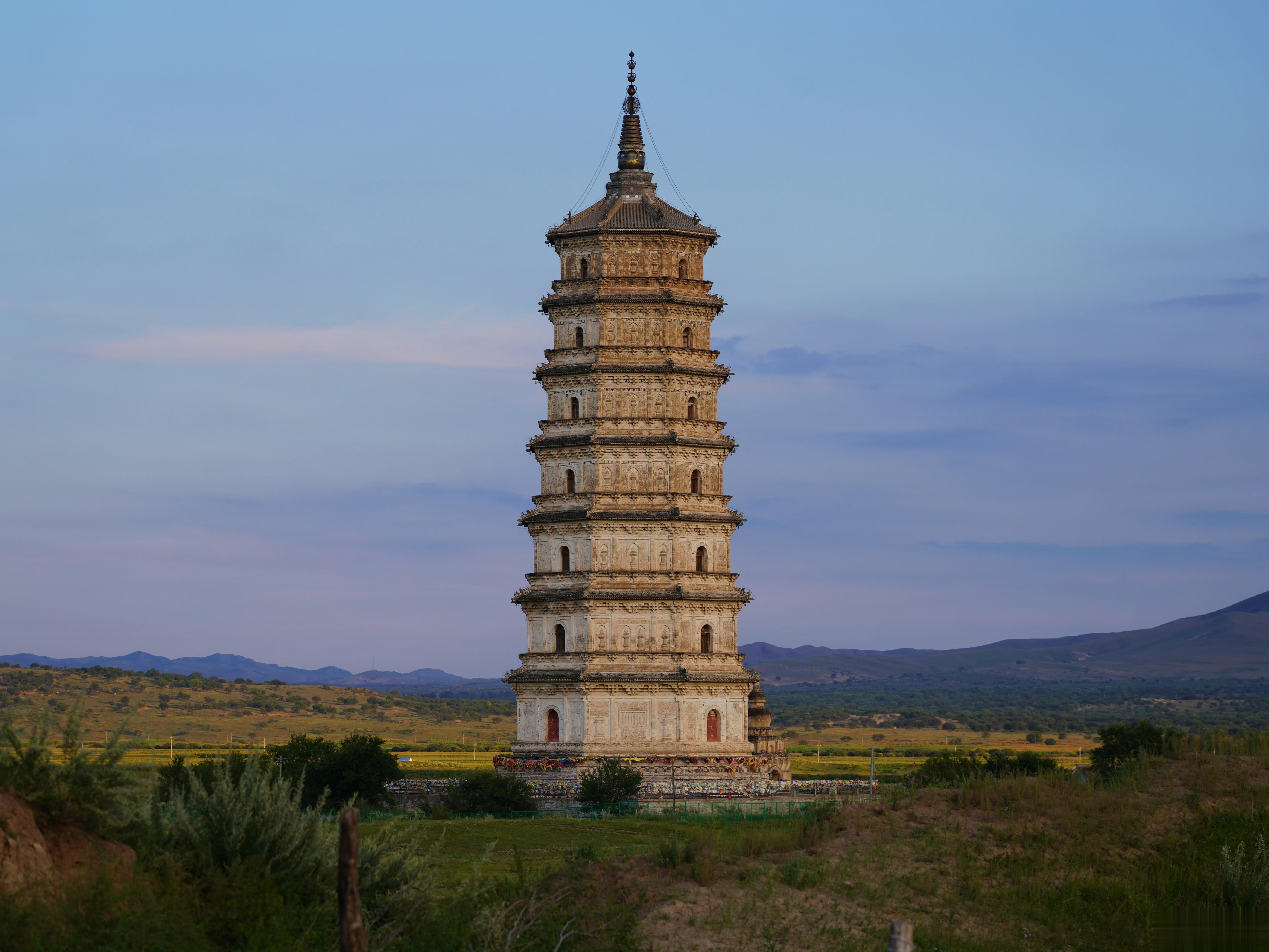 庆州白塔同一角度的两个不同皮肤，分别是初秋与深秋，晴岚日暮与急雨初歇，日薄西山与