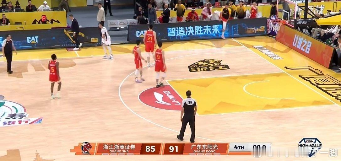 广东宏远91比85战胜了广厦，最后又浪裁判又黑差点翻车 