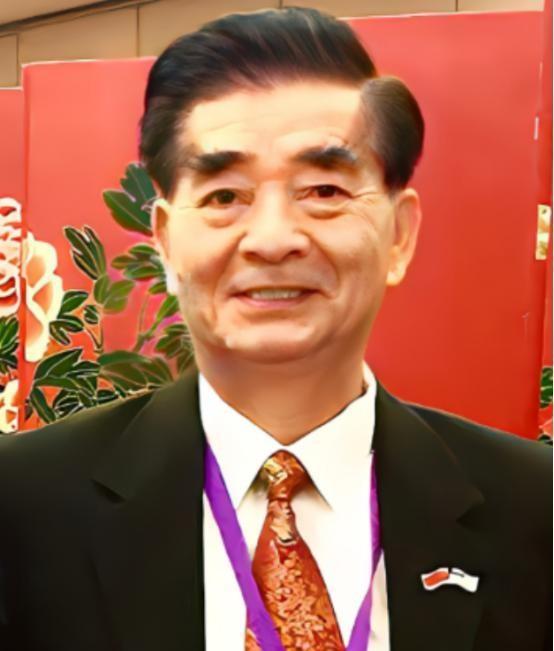 你敢信吗？一个被美国安插在中国潜伏了三十多年的间谍头子，竟然是一个笑眯眯、热心肠