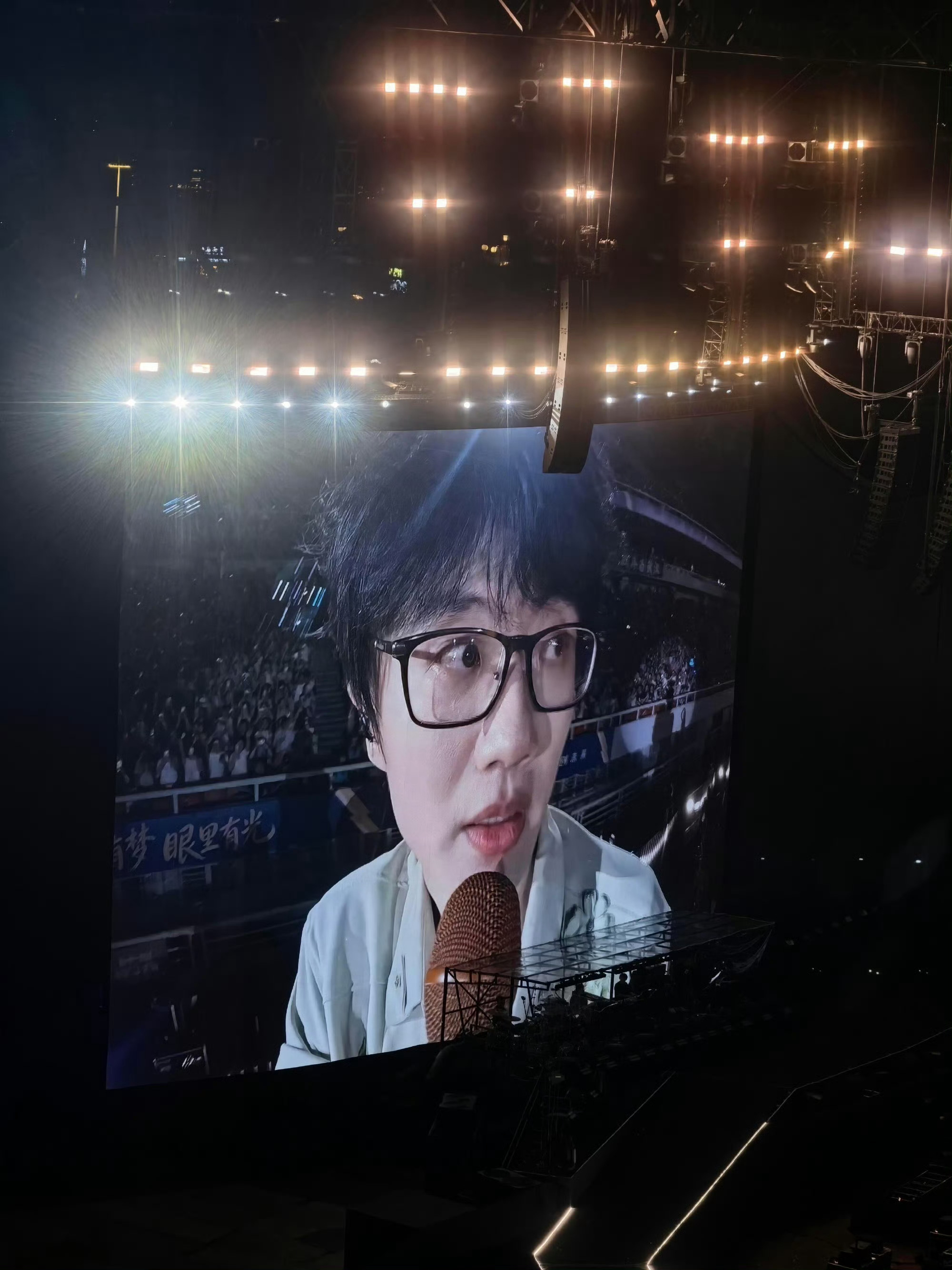 就这个许嵩萌 谁懂啊家人们！演唱会大屏里的许嵩简直萌度超标，褪去光环露出软萌本尊