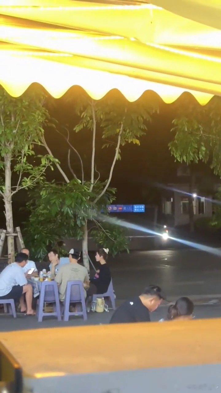 黄景瑜偶遇黄景瑜徐若晗吃街头烧烤黄景瑜徐若晗街头吃烧烤 好喜欢《明川有知夏》这剧