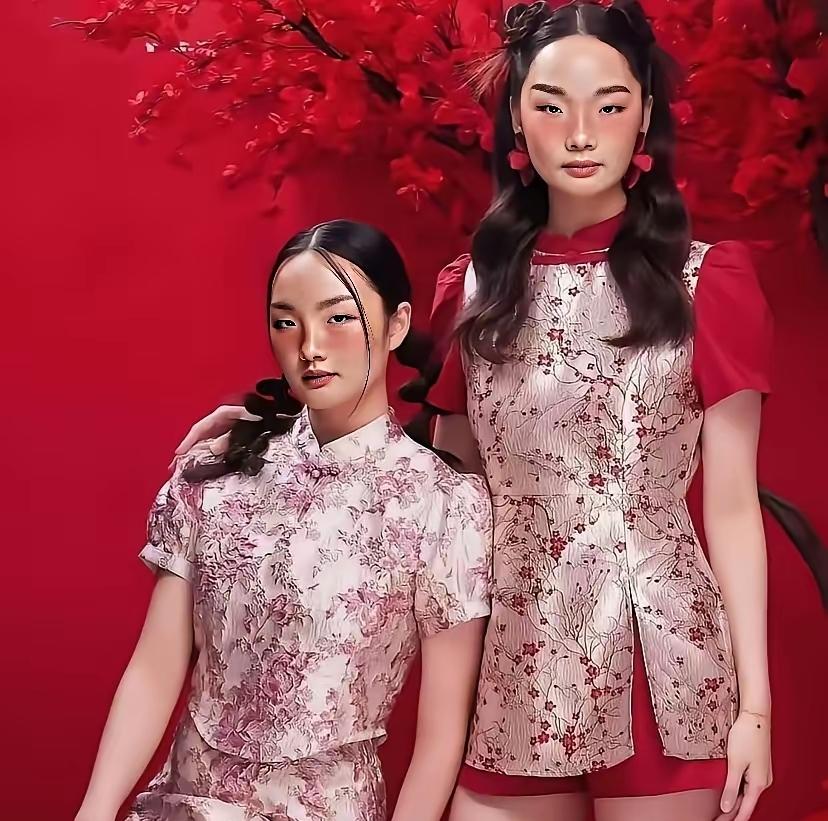 就这样的眯眯眼配上这服饰，我第一时间想到的是英叔要暴打的僵尸对象，就差两个獠牙没