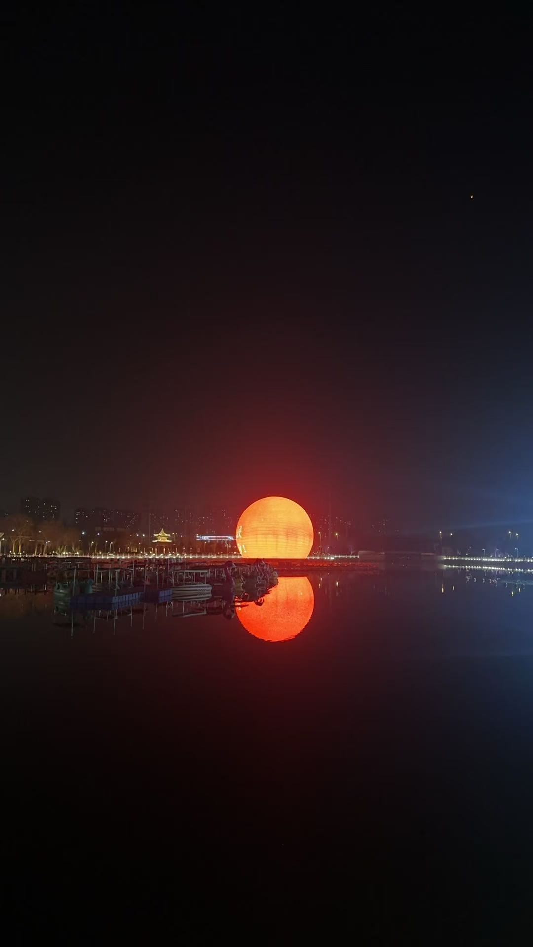 月全食我朋友分享给我的，要不是她说，我还以为图二是那个Emoji建筑呢