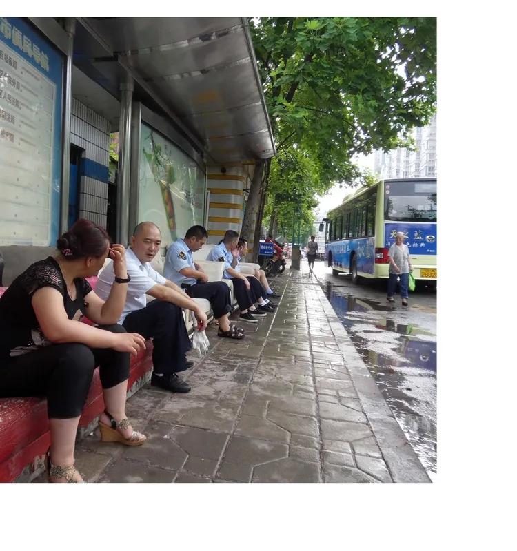 陌生人的善意
手机没电，身上没现金，公交司机摆摆手：“上来吧，下次补。”
那一刻