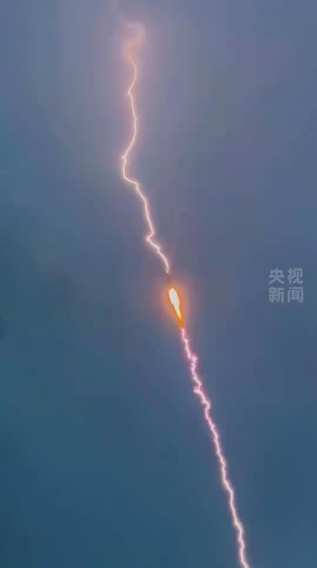 美国火箭怕雷击，中国火箭：闪电来了，直接当尾焰用！
 
同样是航天火箭，中外差距