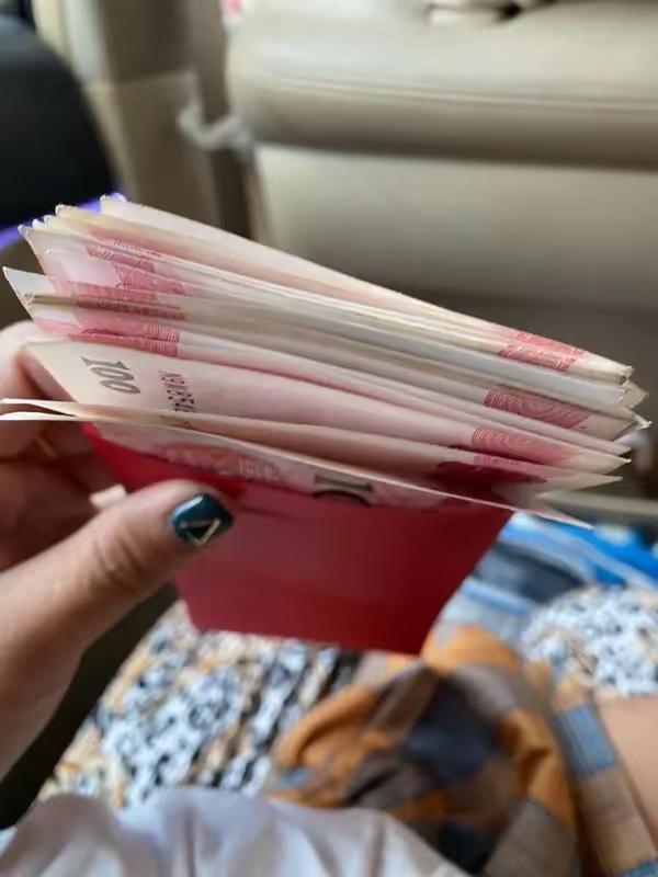 昨天晚上我老公发工资了，他告诉我发了5400，他留下400，转给我5000。今天