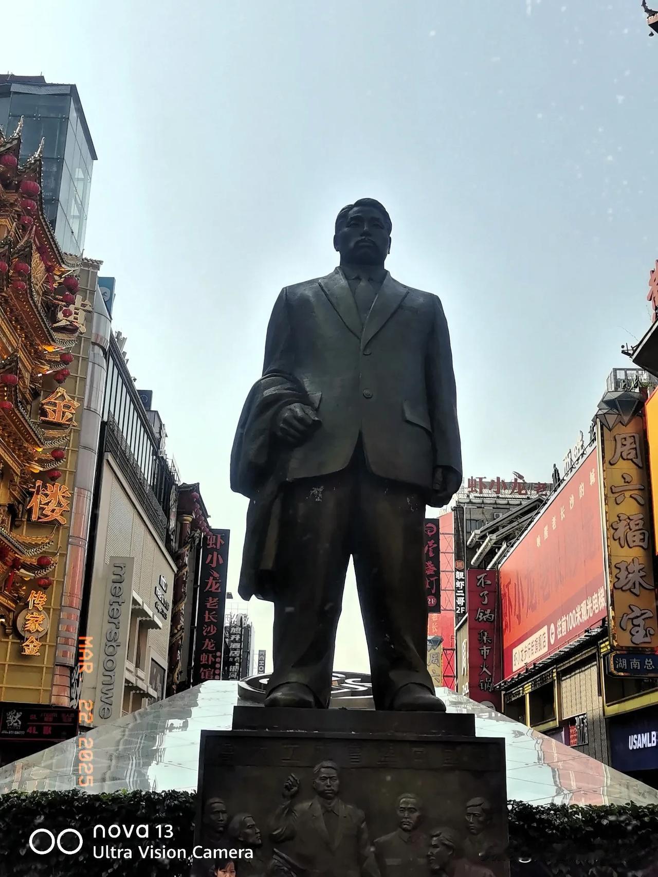 五一广场的风景很独特。那里是商业的汇聚地，像黄兴中路步行街、IFS国金中心等都在