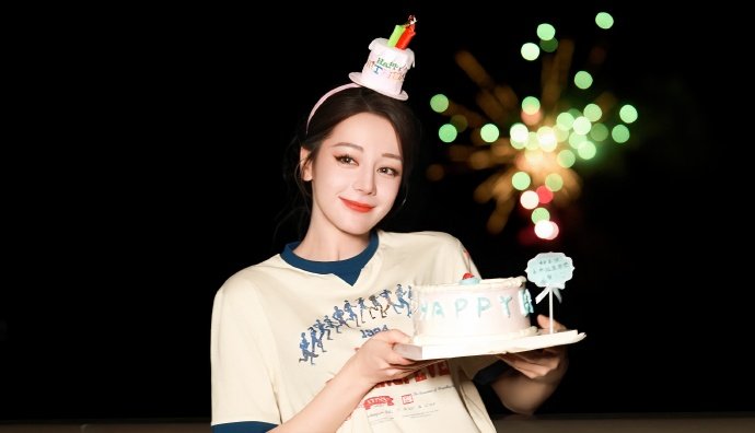 #迪丽热巴蛋糕王冠# 迪丽热巴生日的蛋糕王冠有！又美又甜的童话公主！生日快乐平安