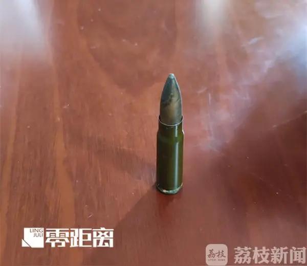 一颗在胸口“住”了十年的子弹，被一个山东大哥硬生生咳了出来。
这画面听着像段子，