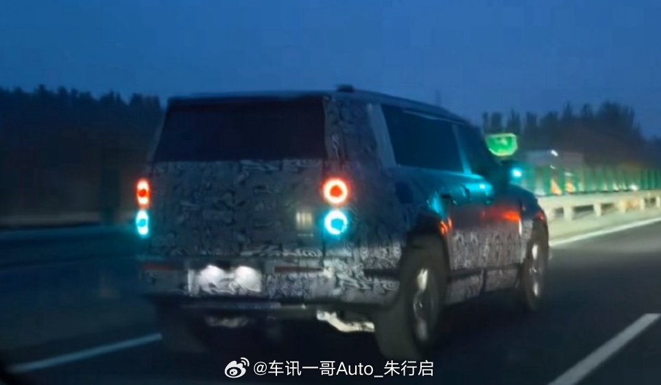享界G9的智驾灯位置曝光经典小蓝灯改成了红绿灯的设计看上去有点像是警车的既视感