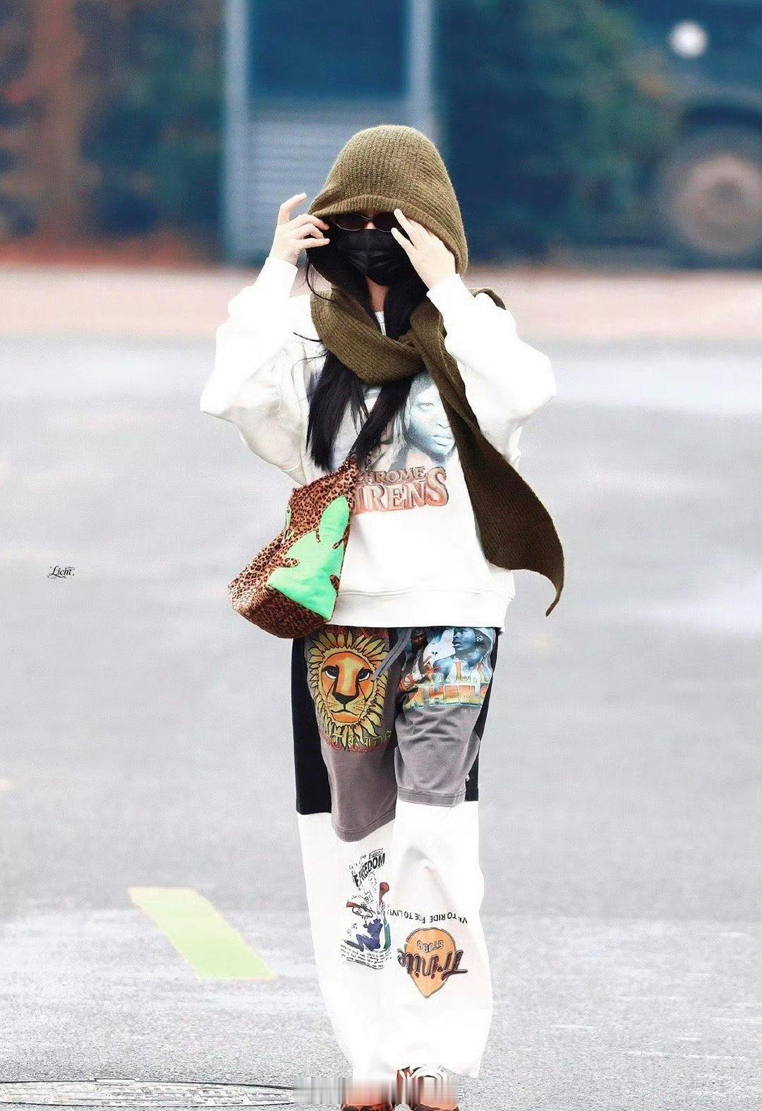 虞书欣﻿《云初令》今日饭拍，萌欣欣