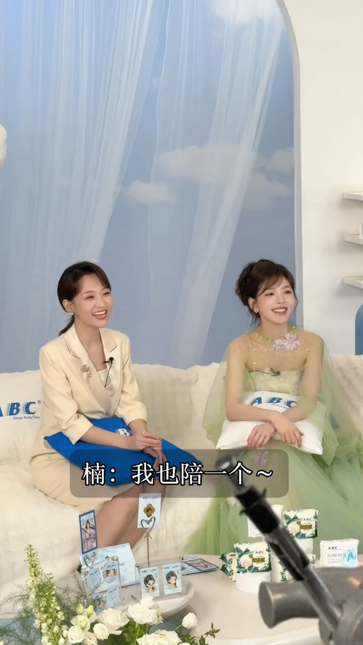 发现主持人的裙子有点短，章若楠立马拿了一个抱枕让她挡着，怕她尴尬自己还陪了一个…