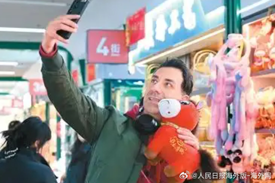 【外媒说丨中国年货市场人气旺新意足】中国马年春节将至，年货消费热潮涌动，马年元素