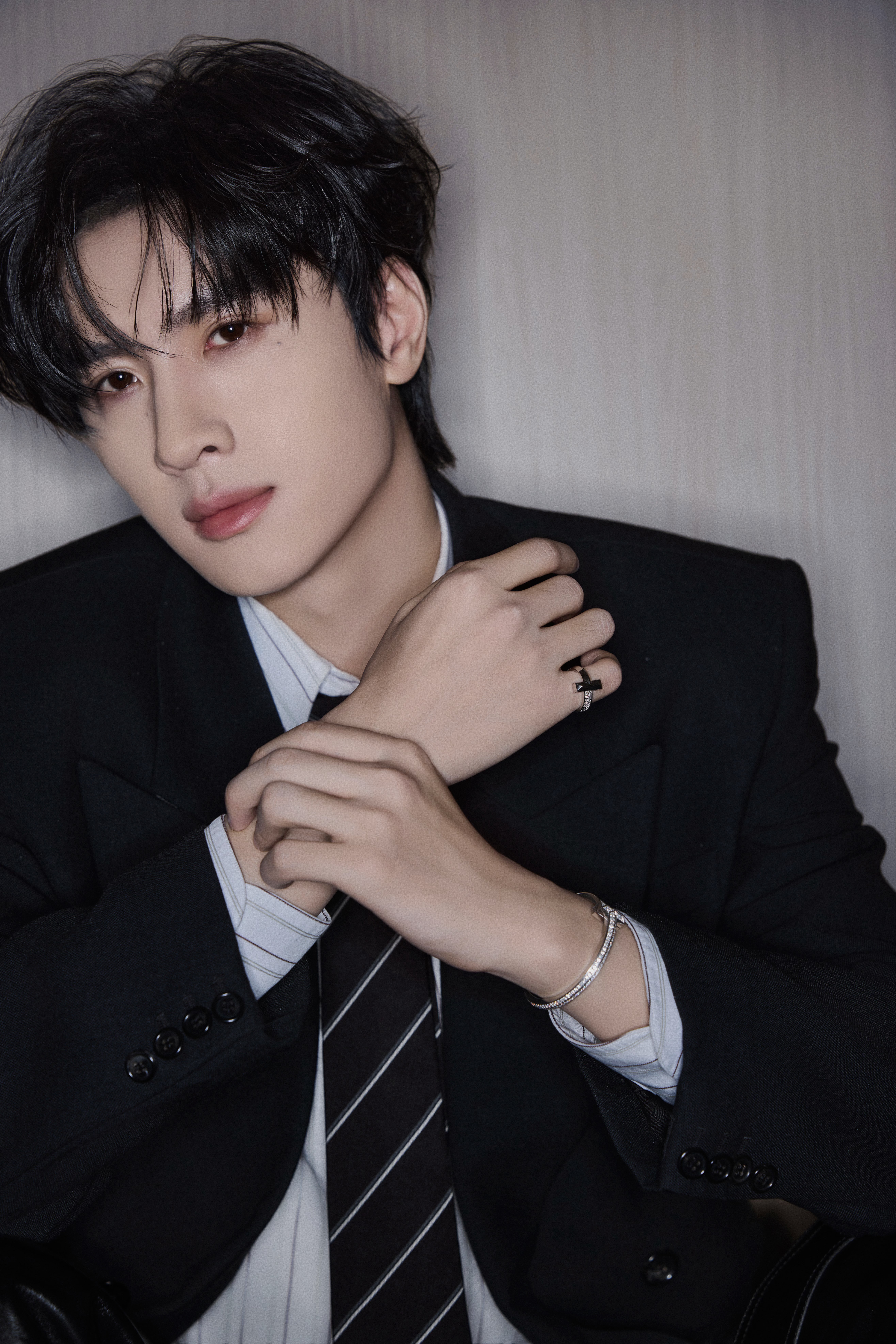 展轩出席T中文版2025风格论坛造型大片，身着Saint Laurent双排扣戗