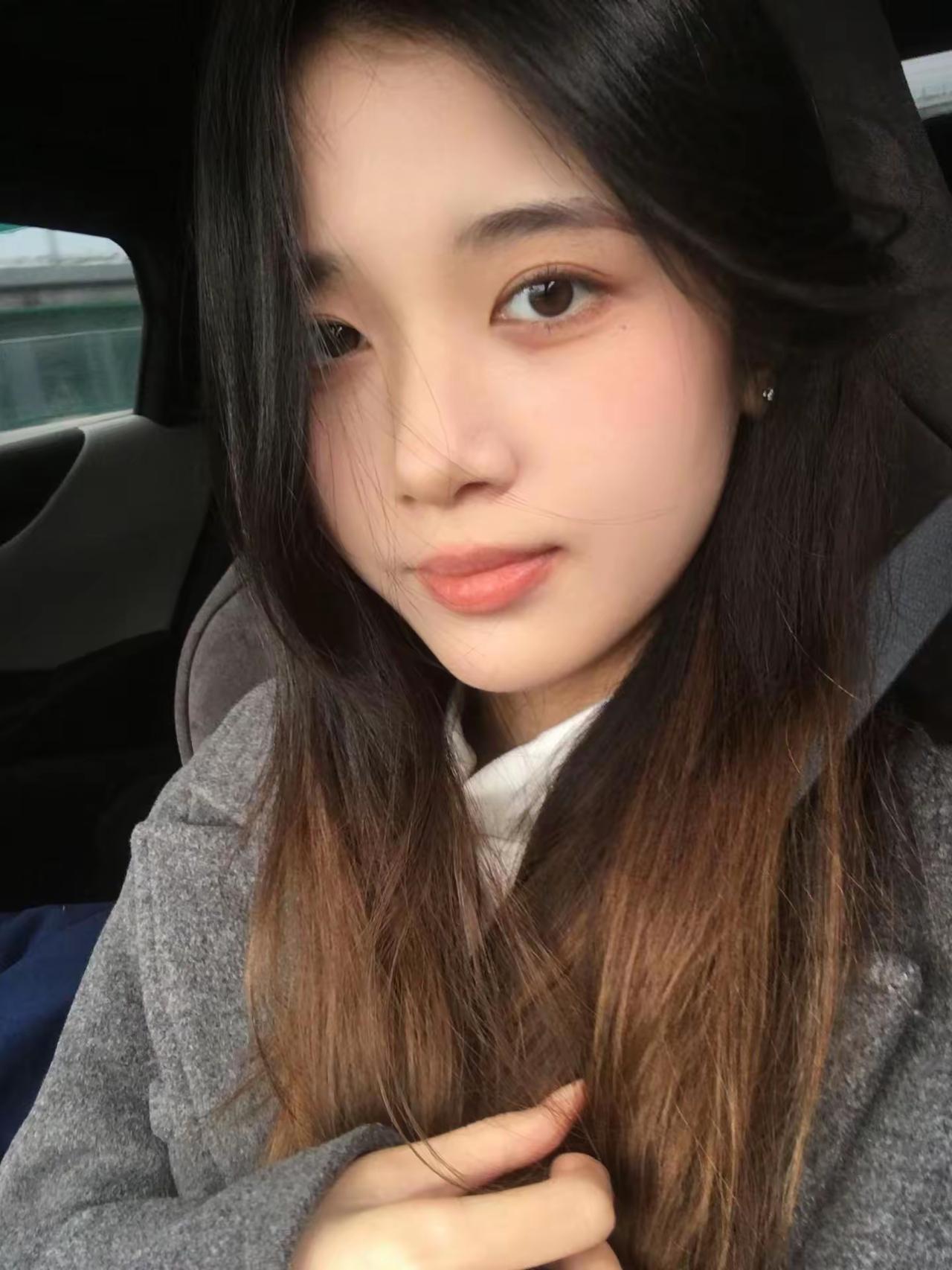 元气少女车内自拍，温柔笑容动人！😊📸如何搭配时髦修身牛仔裤? 逛超市怎么穿出