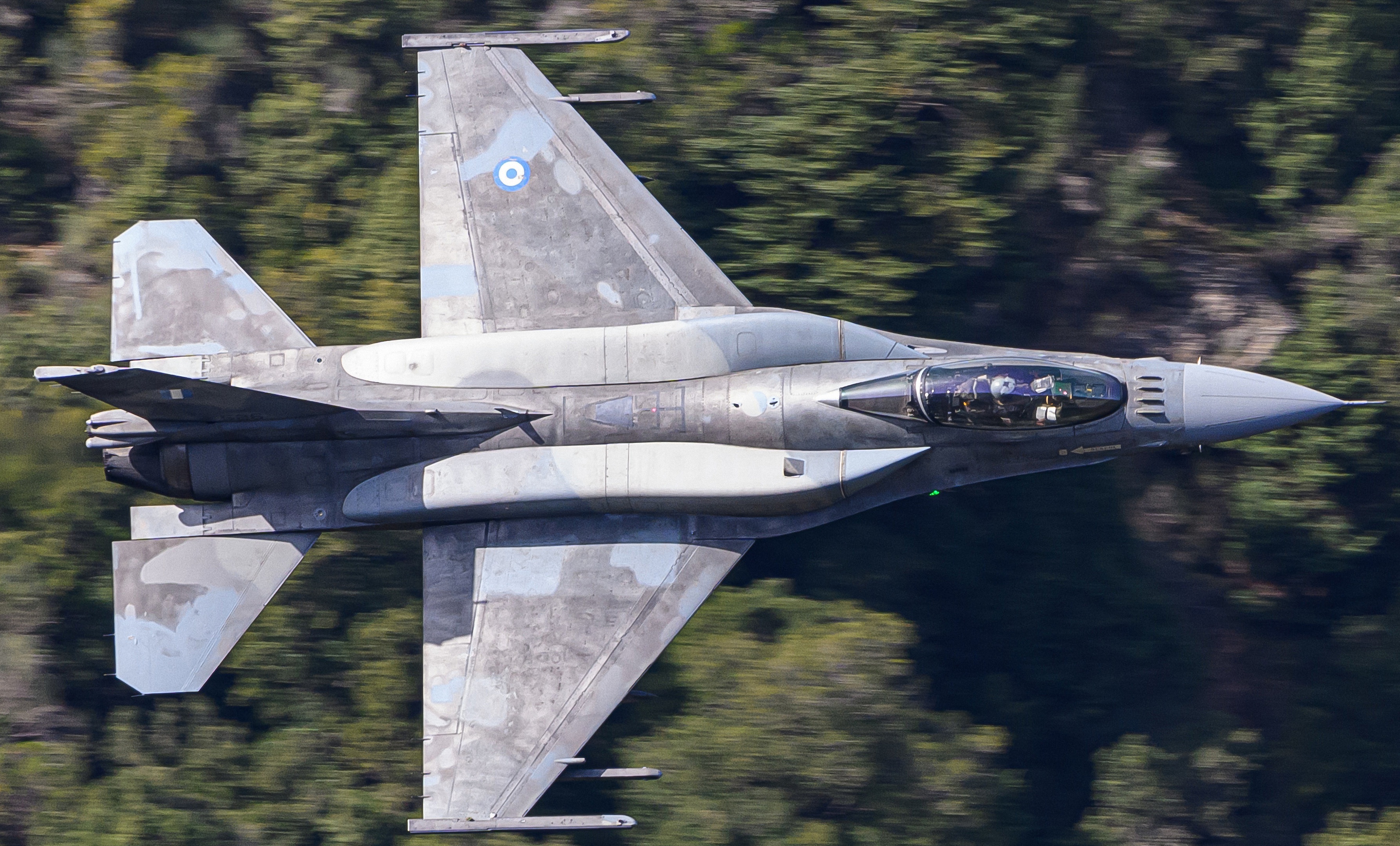 高分辨率图像 希腊F16钻山谷 