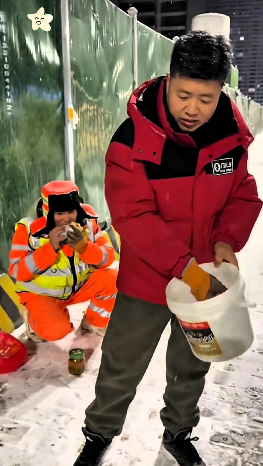 深夜十二点的西安，大雪裹着寒风刮在脸上生疼，儿子揣着热乎的姜茶和肉夹馍，在风雪里