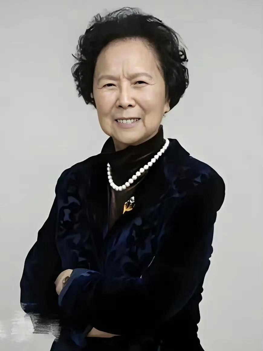 1947年，张家口。晋察冀军区，一名参加学习的小战士。后来她成了文艺工作者，还拍