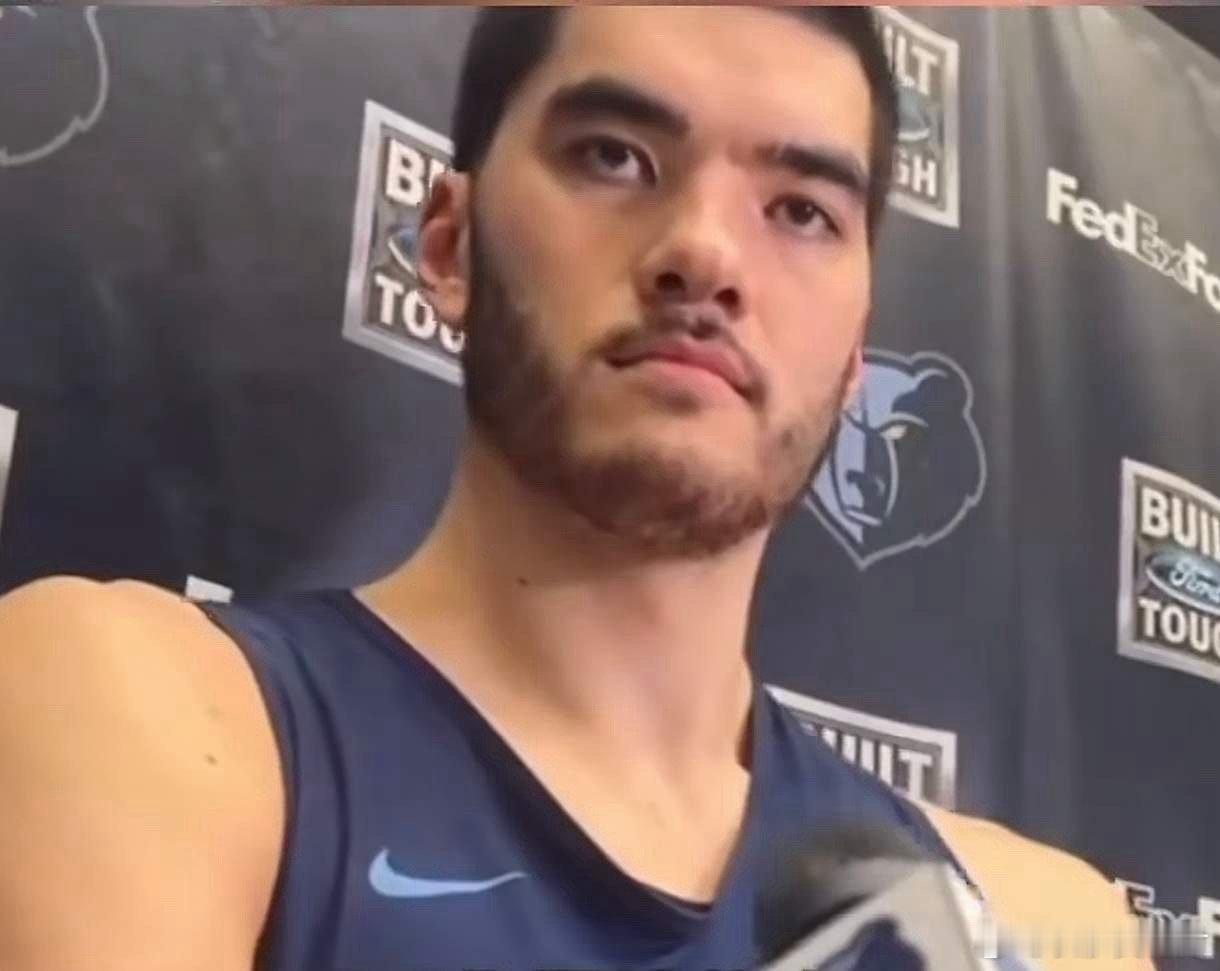 罕见！曝周志豪评价杨瀚森首发表现:“和他(杨瀚森）对位非常酷，夏季联赛我就听说他