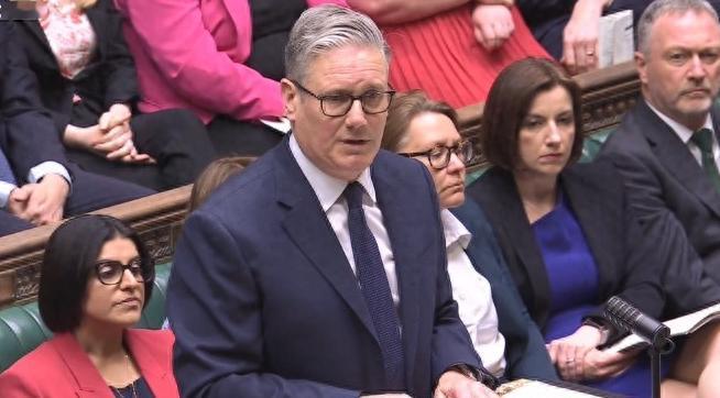英国反对党直接急眼怒怼，咱们的国王凭啥要去见特朗普这种跟黑手党老大似的人？斯塔默