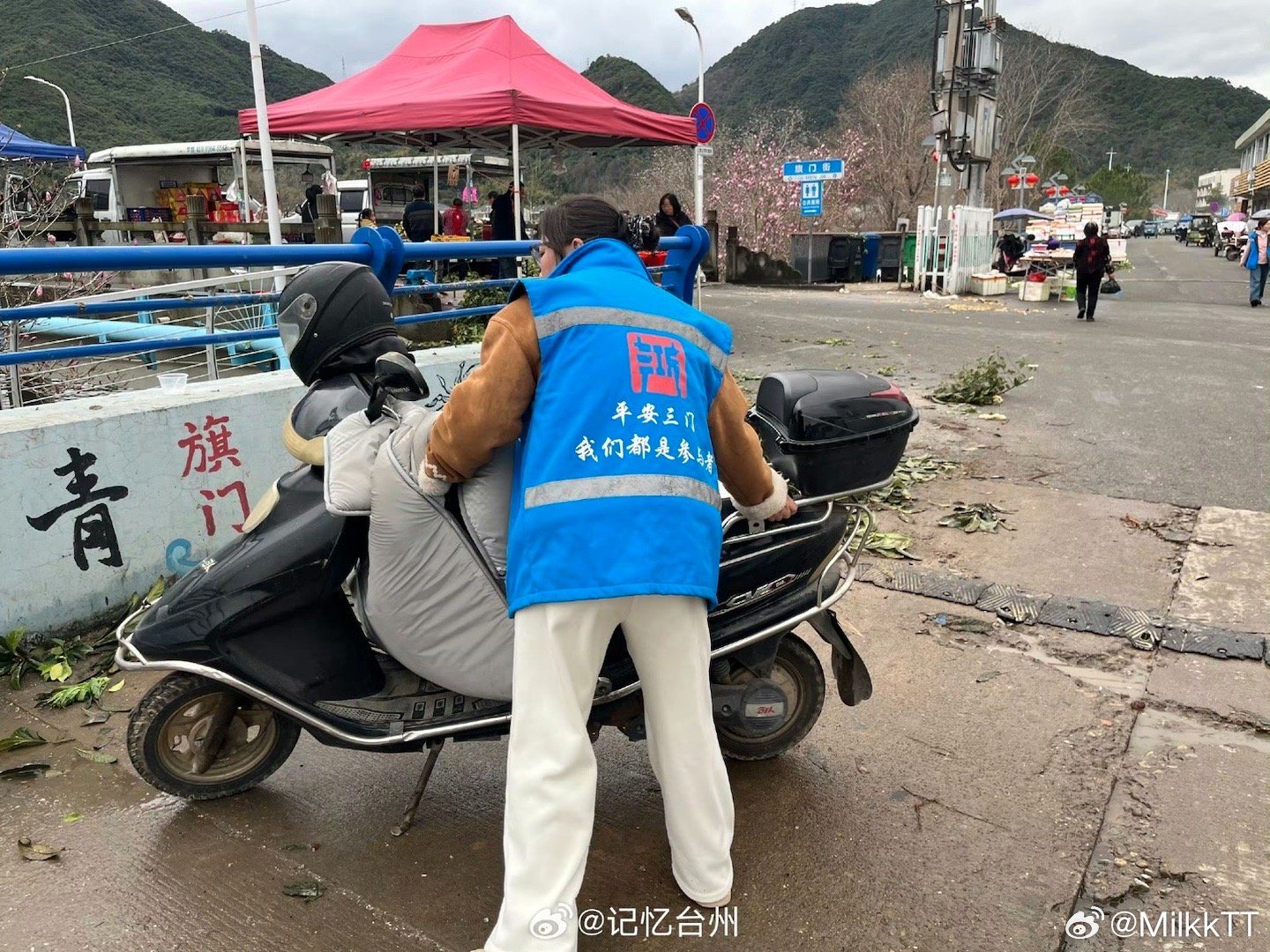 台州三门网格员元宵守护暖民心元宵暖意，藏在网格蓝的忙碌里。三门沙柳网格员一队守路