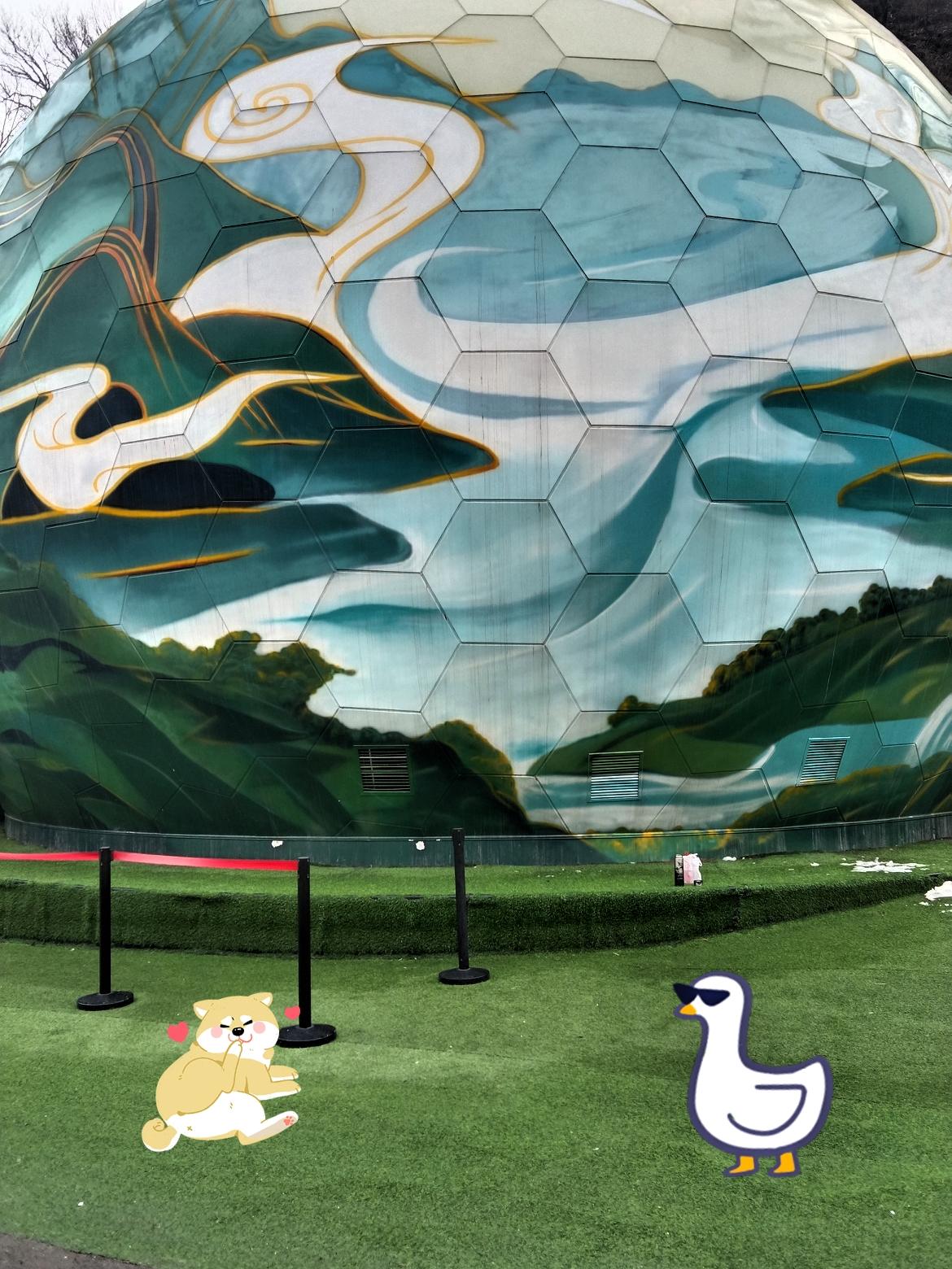 老远就瞅见这个圆滚滚的大球，外墙画得跟山水画似的，青山绿水配着飘逸的云纹，看着就